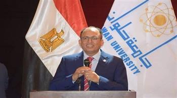 رئيس جامعة حلوان  يكرم هاشم إبراهيم لإنجازه الدولي في تطوير سياسات الإعلام