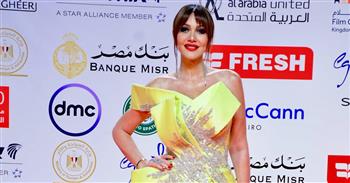   بإطلالة جريئة.. حسناء سيف الدين تخطف الأنظار بختام مهرجان القاهرة السينمائي 
