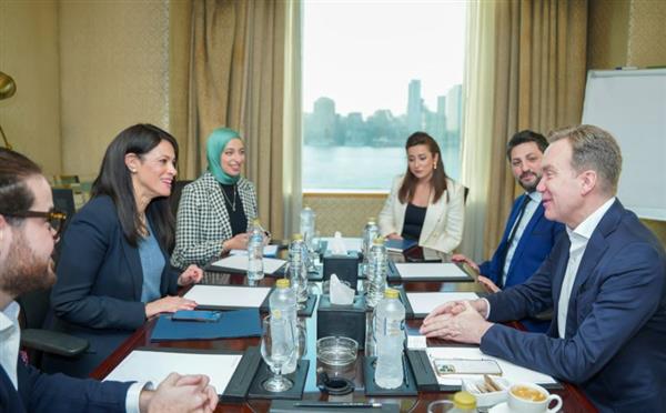 وزيرة التخطيط والتعاون الدولي تعقد جلسة مباحثات مع رئيس المنتدى الاقتصادي العالمي