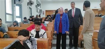   نائب رئيس جامعة بنها تتفقد امتحانات الميدتيرم لطلاب كلية التجارة في العبور