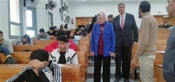 نائب رئيس جامعة بنها تتفقد امتحانات الميدتيرم لطلاب كلية التجارة في العبور