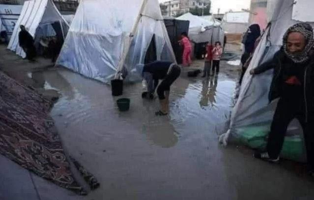 مسؤول بـ"الأونروا": سكان غزة يعيشون أياما ثقيلة مع تساقط الأمطار
