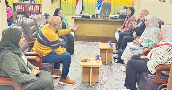 صحة قنا :" يوسف " يعقد إجتماعاً وفريق برنامج " أسرة"  .. صور