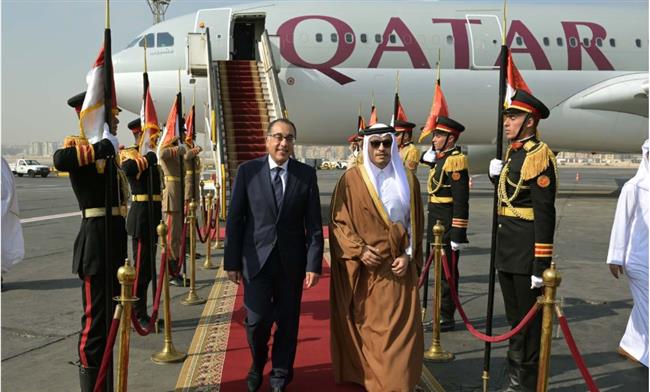 رئيس الوزراء يستقبل نظيره القطري بمطار القاهرة الدولي