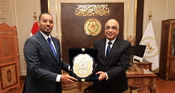   وزير العدل يبحث مع نظيره الصومالي تدريب الكوادرالصومالية في المحاكم المصربة 
