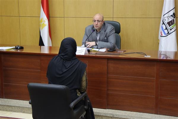 محافظ بني سويف يتابع شكاوى المواطنين