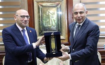   "الثقافة" تهدي درعها لمحافظ المنيا فى ختام مؤتمر أدباء مصر