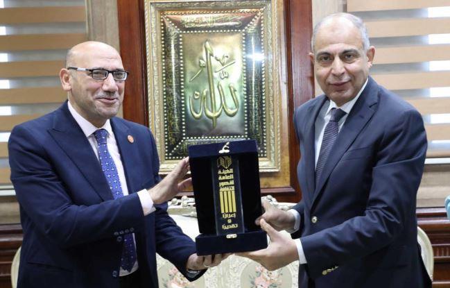 "الثقافة" تهدي درعها لمحافظ المنيا فى ختام مؤتمر أدباء مصر