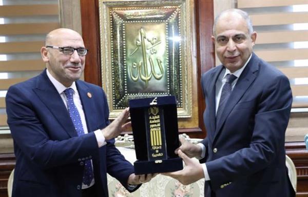 "الثقافة" تهدي درعها لمحافظ المنيا فى ختام مؤتمر أدباء مصر