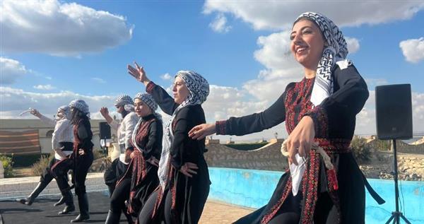 الأزياء الفلسطينية ودبكة «كنعان» يجذبان النجوم بمهرجان الفيوم