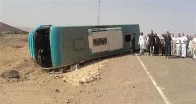 إصابة 3 أشخاص في انقلاب أتوبيس على الطريق الأوسطي
