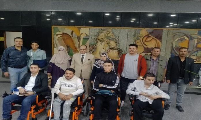 نائب رئيس جامعة الزقازيق يسلم كراسي متحركة وأطرافًا صناعية لـ ذوي الهمم