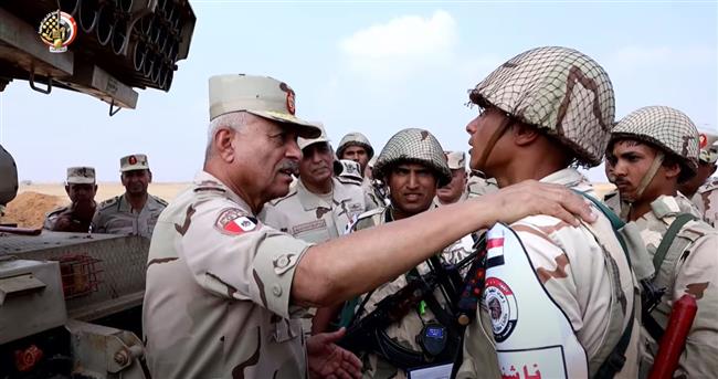 وزير الدفاع يتفقد منظومة التدريب القتالى لأحد تشكيلات الجيش الثانى 