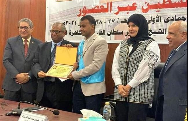 رئيس قسم التاريخ بآداب قنا يفوز بجائزة احسن بحث من اتحاد المؤرخين العرب