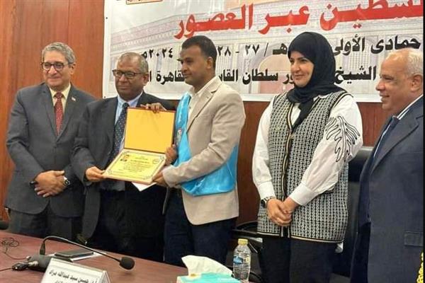 رئيس قسم التاريخ بآداب قنا يفوز بجائزة احسن بحث من اتحاد المؤرخين العرب