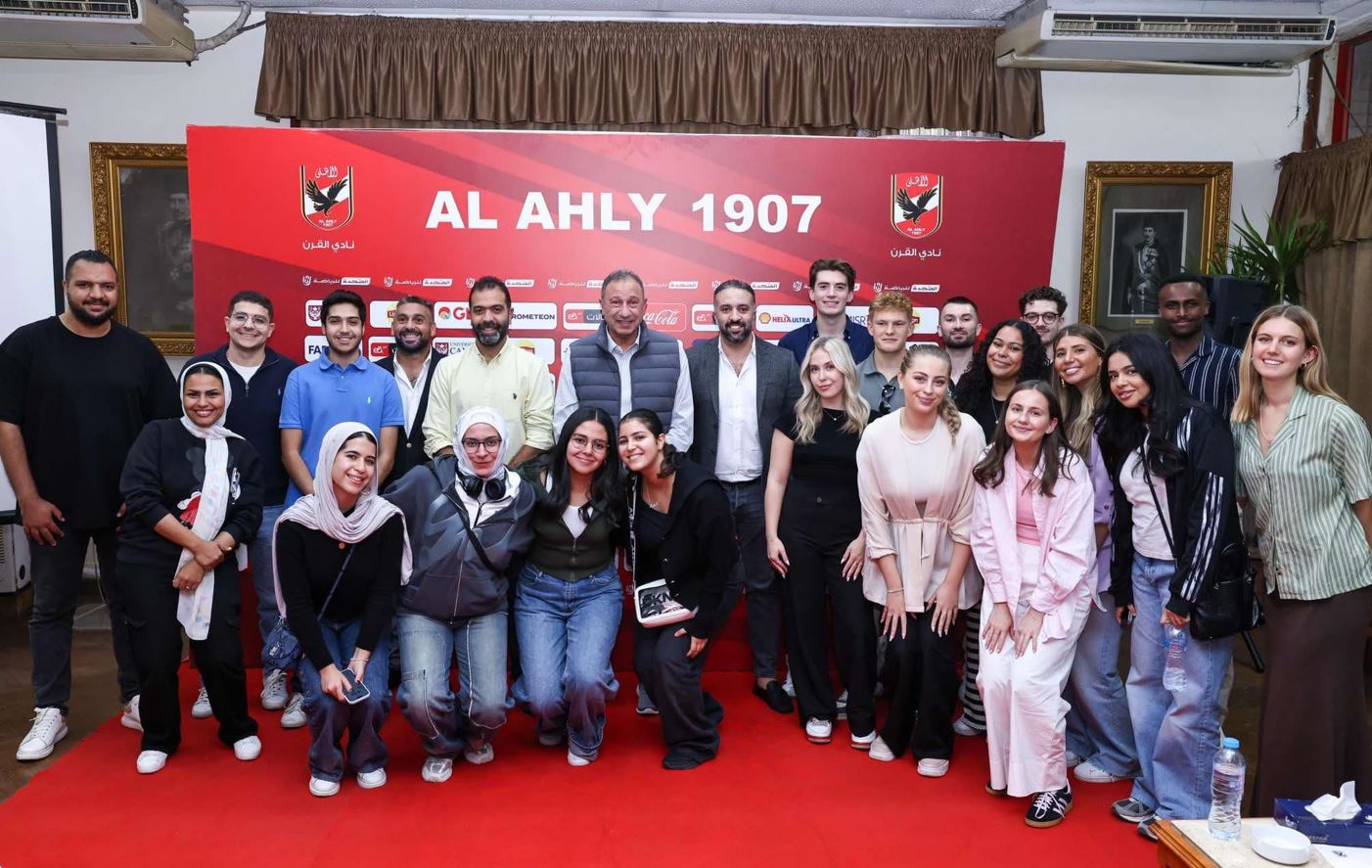 "الخطيب" يستقبل وفدًا من طلاب جامعة مانشستر متروبوليتان بمقر الأهلي