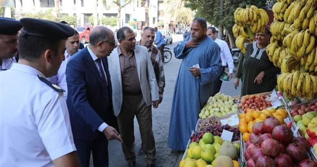 محافظ المنيا يقود حملة مكبرة لتفقد الأسواق والمخابز ومراجعة تراخيص البناء 