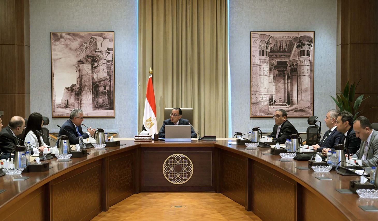 رئيس الوزراء يستعرض موقف مشروع "مصنع سيراج" لتوطين مكونات منتجات الإضاءة