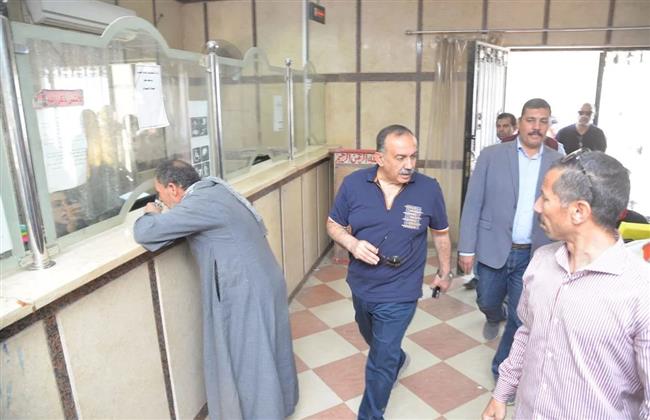 محافظ أسيوط يتفقد سير العمل بالمركز التكنولوجي لخدمة المواطنين بـ مركز القوصية