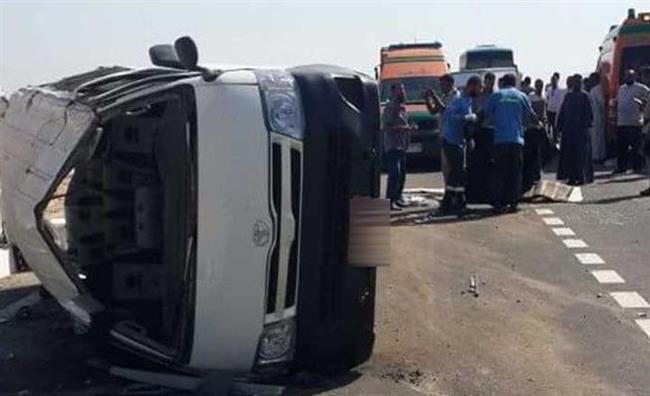إصابة 8 أشخاص إثر انقلاب ميكروباص بالطريق الأوسطى
