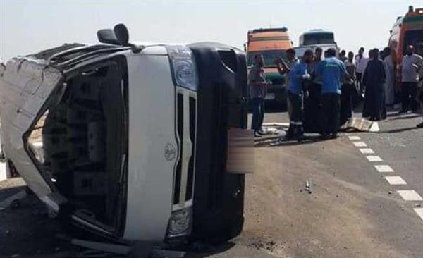 إصابة 8 أشخاص إثر انقلاب ميكروباص بالطريق الأوسطى