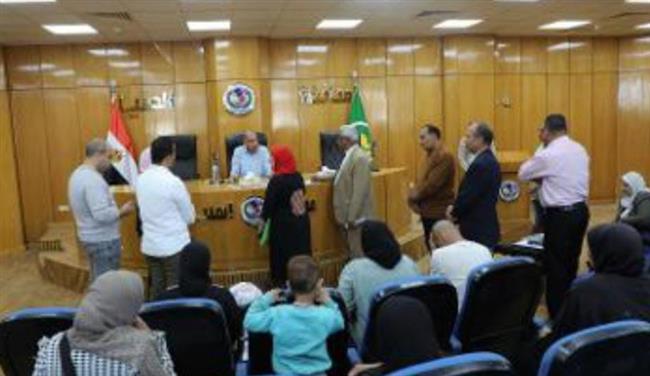 محافظ المنيا يصرف مساعدات مالية وعينية لعدد من الحالات الإنسانية بالمحافظة