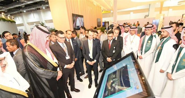 وزير الإسكان يصطحب أمين منطقة الرياض في جولة بالجناح المصري للمنتدى