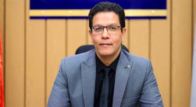 رئيس جامعة بنها يهنئ الطالبة داليا كامل 
