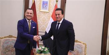 وزير الصحة يبحث مع نظيره اللاتفي تعزيز التعاون في مجال الصناعات الدوائية 