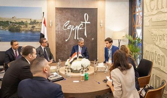 وزير السياحة يلتقي مسئولي مجموعة من كبرى شركات الطيران