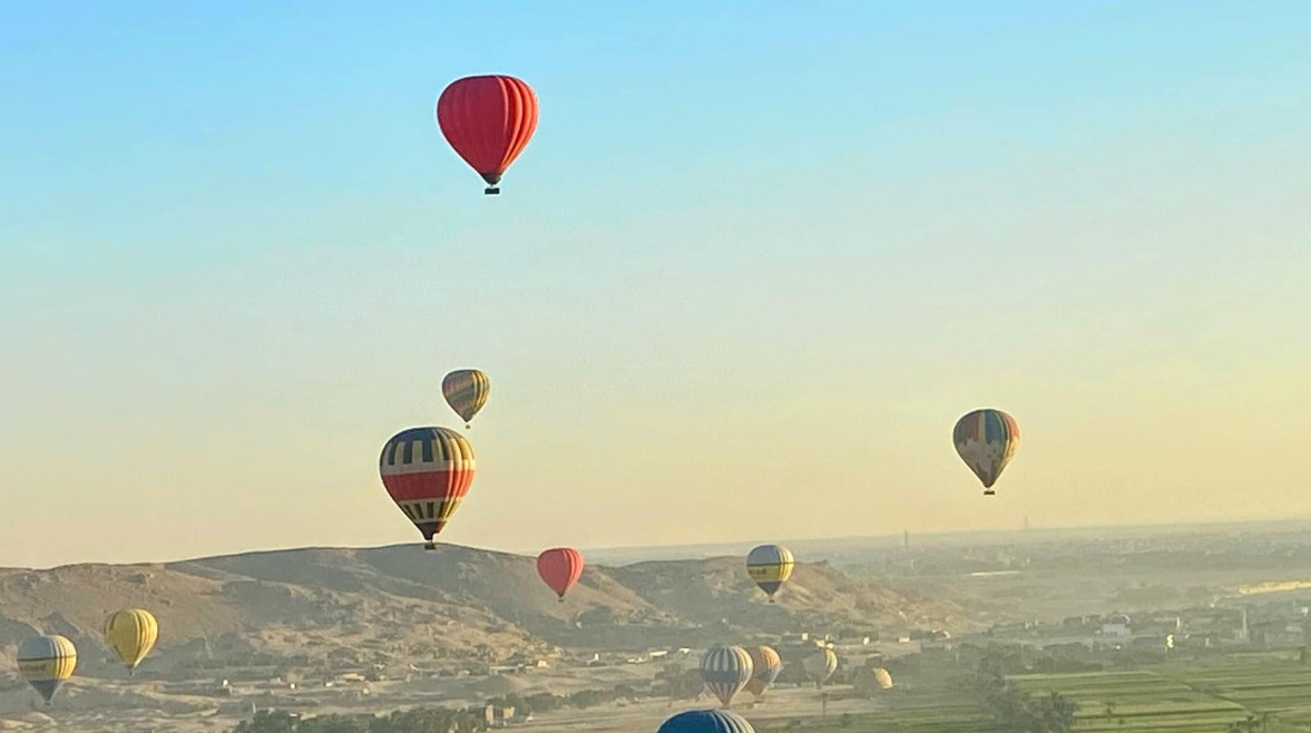 1800 سائح على متن 75 رحلة بالون طائر بسماء الأقصر