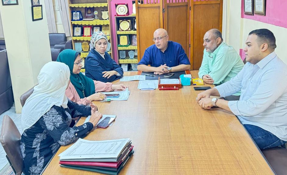 وكيل "صحة قنا" يناقش تشغيل مكاتب الصحة على مدار اليوم