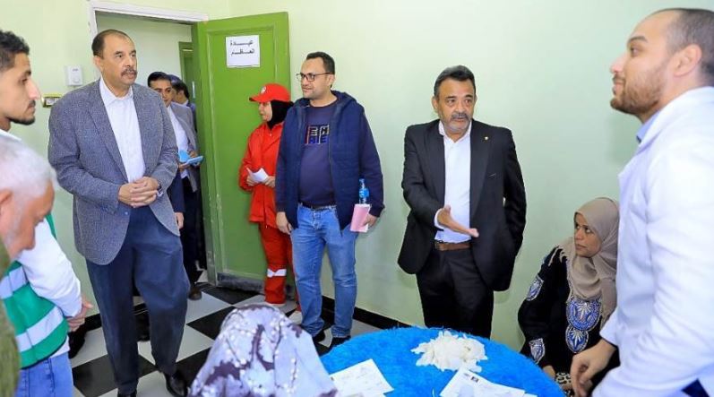 محافظ سوهاج يتفقد فعاليات القافلة الطبية المجانية بمستشفى الهلال الأحمر الخيري