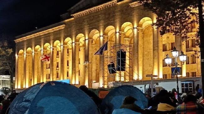 جورجيا.. المتظاهرون يضرمون النيران في مبنى البرلمان