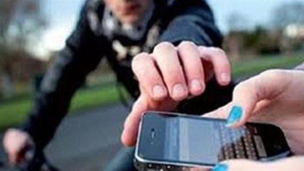 بأسلوب المغافلة .. تجديد حبس عامل بتهمة سرقة هاتفين محمول من طبيبة 
