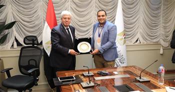   وزير التعليم العالي يكرم المهندس مصطفى السيد