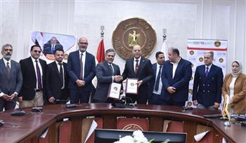   وزير العمل يُسلم عقود عمل لذوي همم للعمل بـ "شركة أسواق تجارية"
