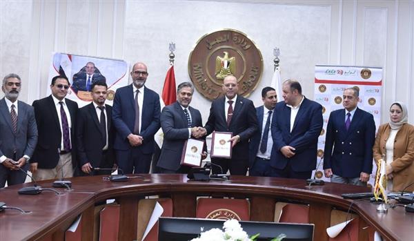 وزير العمل يُسلم عقود عمل لذوي همم للعمل بـ "شركة أسواق تجارية"