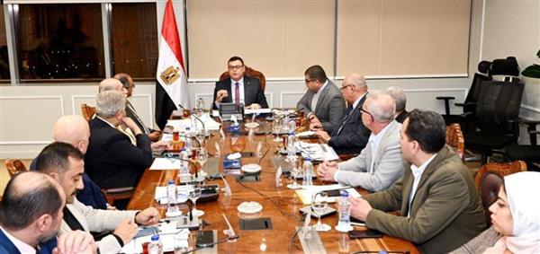 وزير الإسكان يتابع خطة مد وتدعيم شبكات مياه الشرب والصرف الصحي للعام المالي الحالي