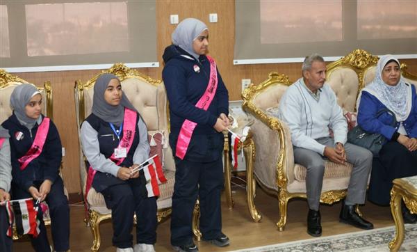 رئيس جامعة جنوب الوادي يستقبل وفد طالبات المدرسة الثانوية بنات بقنا ... صور