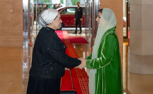 السيدة انتصار السيسي تغادر سلطنة عمان بعد زيارة استغرقت عدة أيام