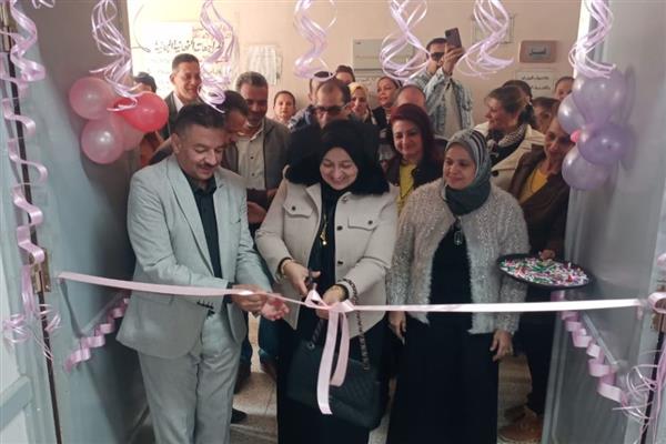 مدير عام الشؤون التنفيذية بتعليم قنا ومدير تعليم نجع حمادي يفتتحان معرضا فنيا بمدرسة الشهيدة ميار