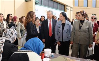   رئيسة "القومي للمرأة" والسفير الكوري يتفقدان جناح المجلس