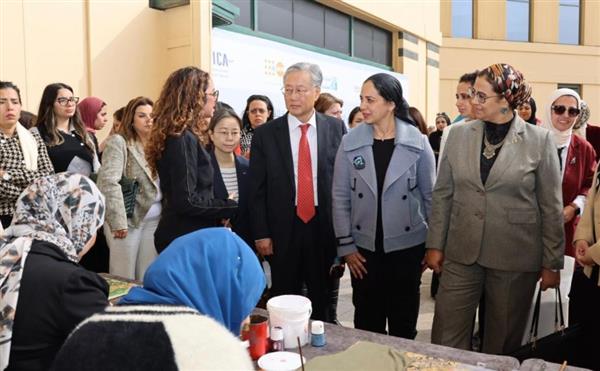 رئيسة "القومي للمرأة" والسفير الكوري يتفقدان جناح المجلس