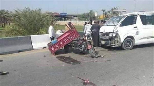 مصرع مزارع وزوجته في حادث تصادم سيارة ميكروباص في المنيا