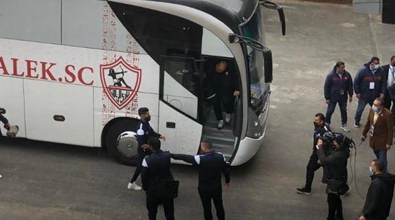 حافلة الزمالك تصل برج العرب استعدادًا لمواجهة المصري