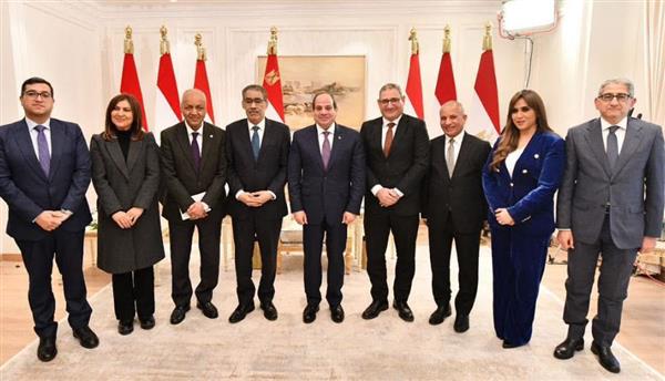 الرئيس السيسي يلتقي عددا من سيدات ورجال الصحافة والإعلام ورئيس "العامة للاستعلامات"