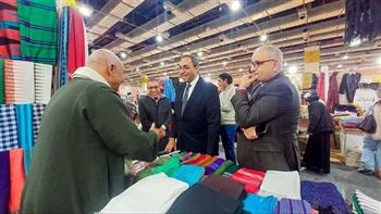  محافظ قنا يتفقد فعاليات معرض «تراثنا» للحرف اليدوية والتراثية