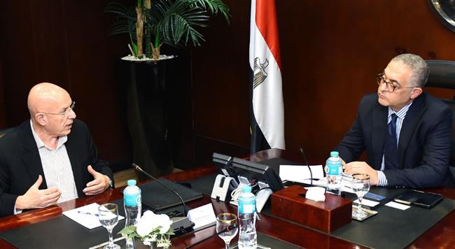 بتكلفة استثمارية 385 مليون دولار.. أكبر منتج للأقمشة المصبوغة يبحث إنشاء مصنع في مصر