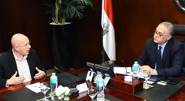 بتكلفة استثمارية 385 مليون دولار.. أكبر منتج للأقمشة المصبوغة يبحث إنشاء مصنع في مصر